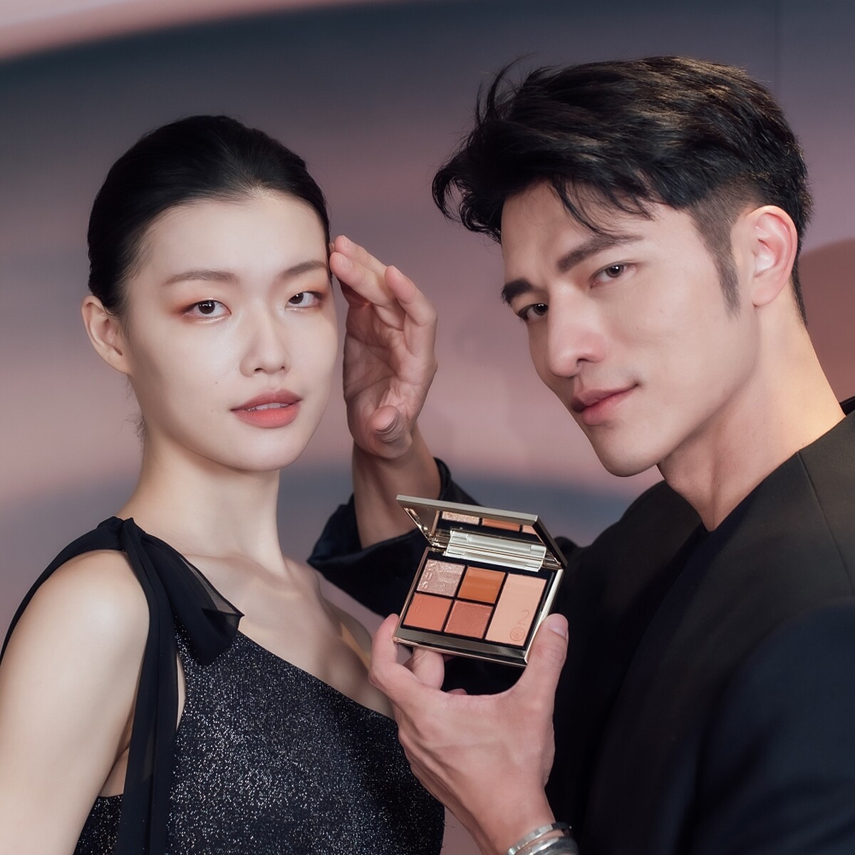 SUQQU 20週年限定眼頰彩盤#101橙光重TOUKOUGASANE，小凱老師示範用手指就可先用左上角濕潤眼影先打底，再用其他色打造暖棕色調的眼妝。