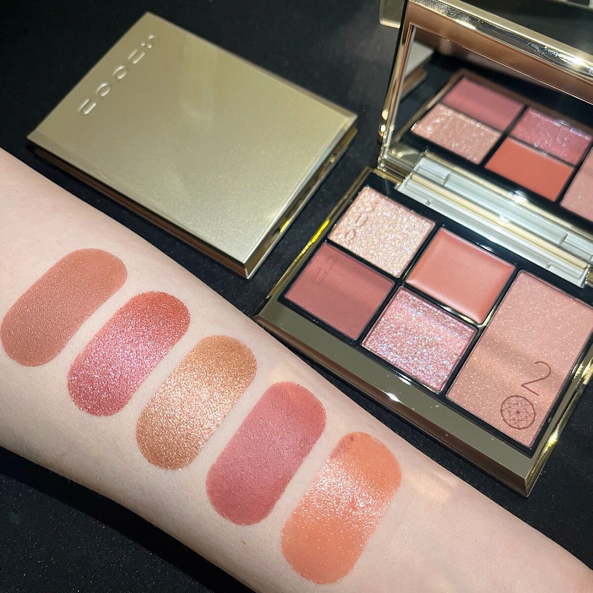 SUQQU 20週年限定眼頰彩盤(#102夢咲光YUMESAKIKOU)9.2g，NT3,750