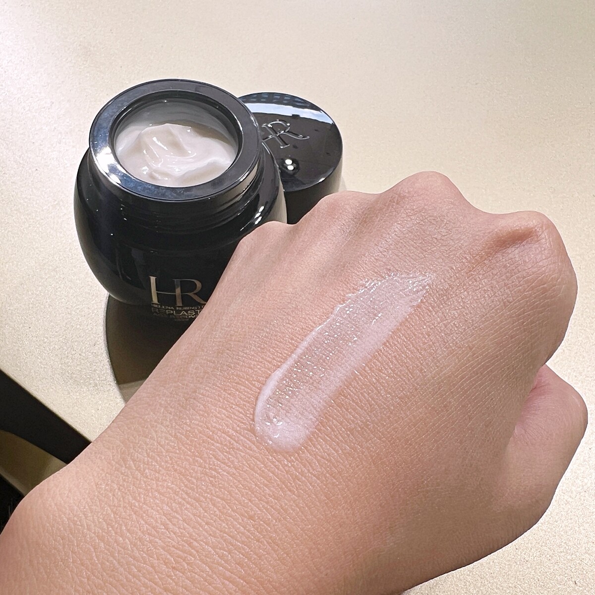 HR赫蓮娜2023年黑繃帶眼霜質地。