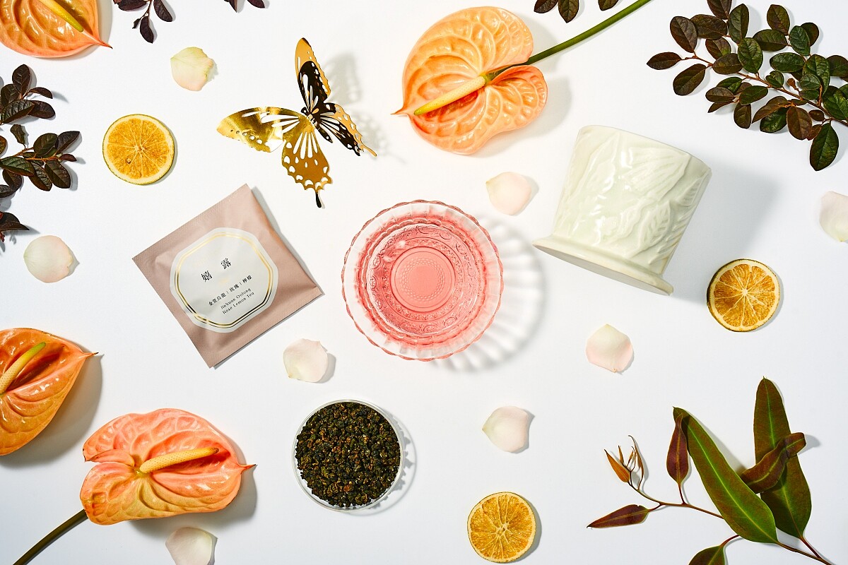 由侍茶大師林泰利 Woody 調配「嬉露」與「乘月」兩款茶飲。