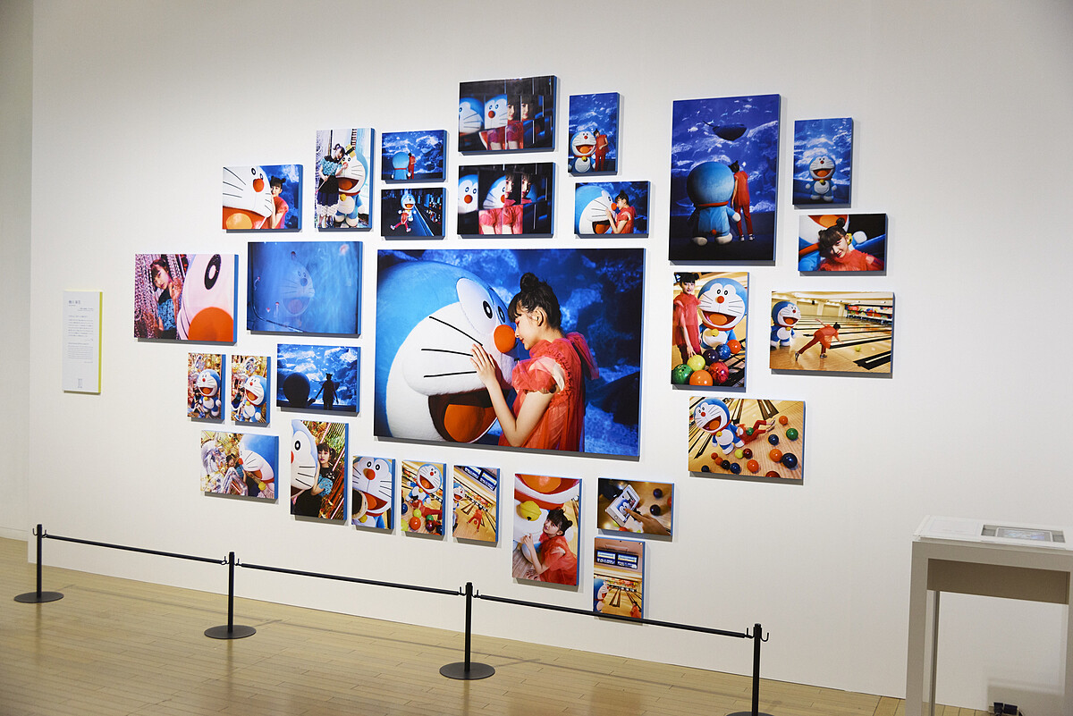 蜷川實花「與小哆啦的1日約會篇2017」&copy;mika ninagawa &copy;Fujiko-Pro。(大阪展出實況)。圖聯合數位文創提供