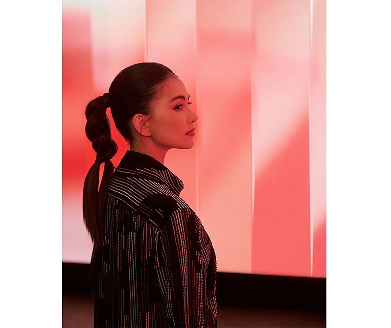 昆凌於康朋街31號唇膏鑑賞活動中擦上 #2度假