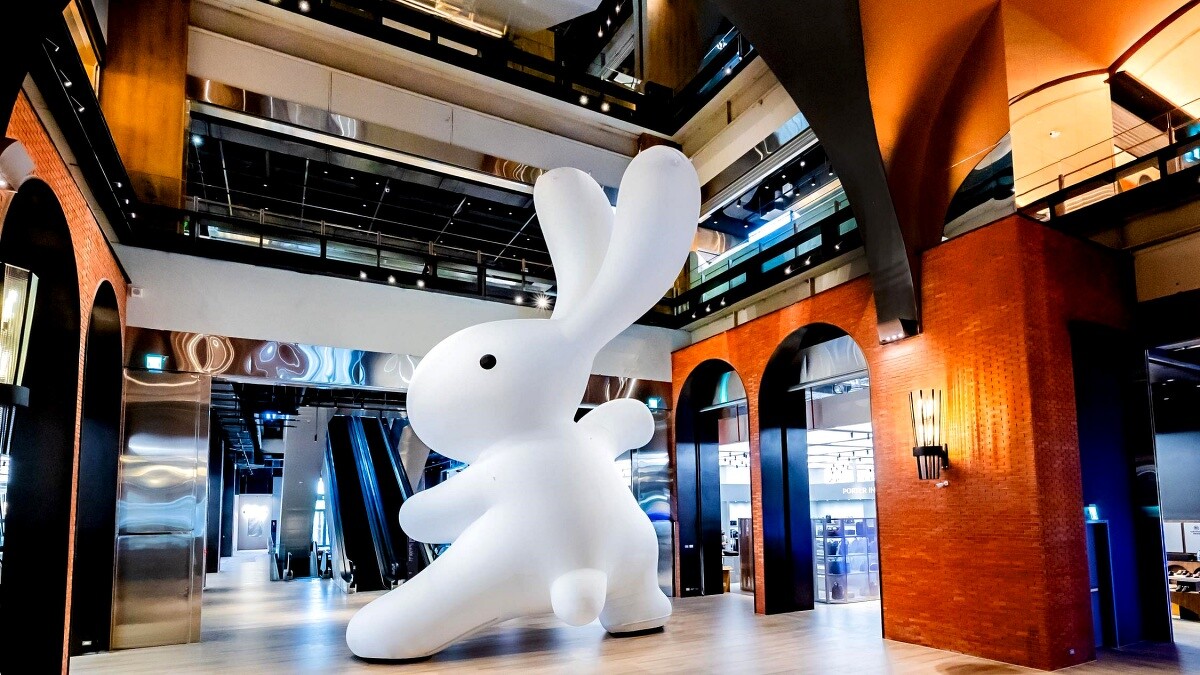 藝術家黃本蕊創作的10米高巨型兔子「太極尼尼」藝術裝置