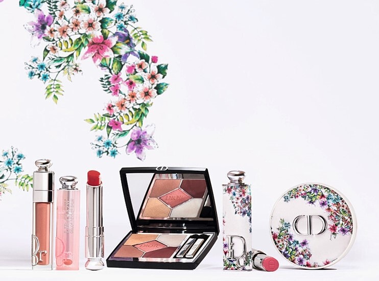 （由左至右）迪奧豐漾俏唇蜜＃051、迪奧癮誘粉漾潤唇膏＃059、迪奧經典五色眼影＃843【官網獨賣】、迪奧癮誘唇膏＃682與愛戀花語限量外殼、迪奧超完美持久氣墊蜜粉＃050愛戀花語限量版。