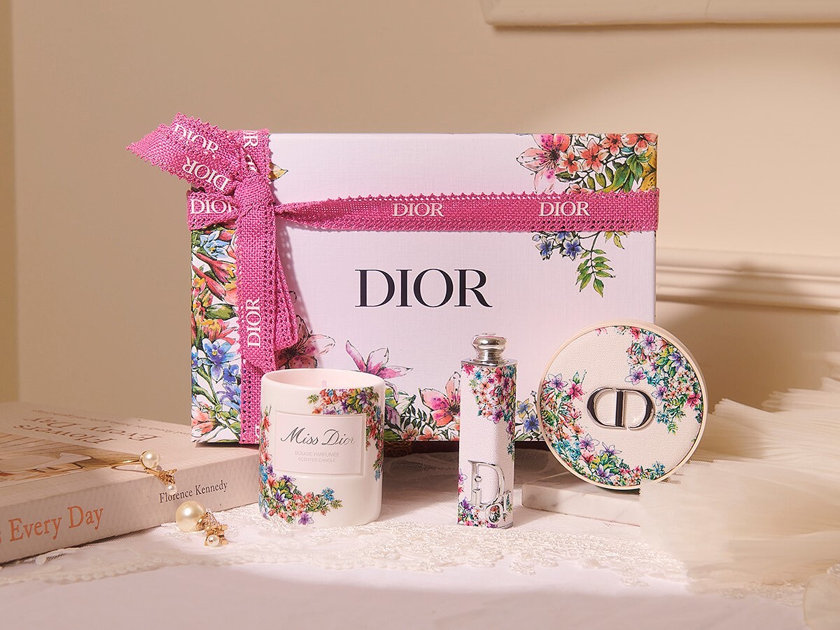 （由左至右）花漾迪奧香氛蠟燭愛戀花語限量版 85G NT$1,900、迪奧癮誘唇膏＃682與愛戀花語限量版外殼、迪奧超完美持久氣墊蜜粉＃050愛戀花語限量版NT$2,500。