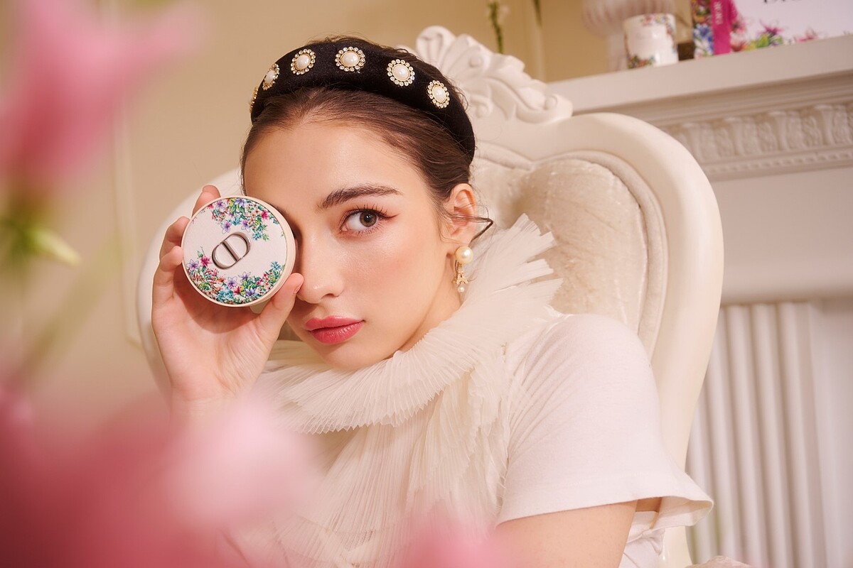 迪奧超完美持久氣墊蜜粉＃050愛戀花語限量版 NT$2,500。