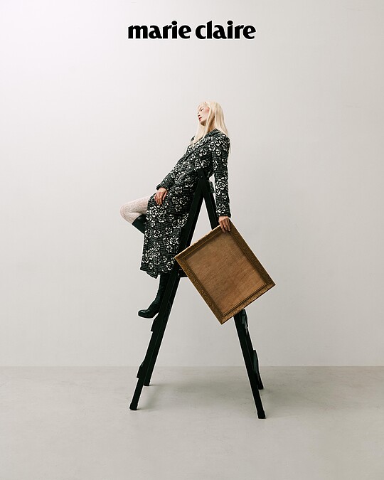 黑白山茶花格紋大衣、白色蕾絲絲襪、黑色亮片皮革長靴，all by CHANEL；彩妝，CHANEL BEAUTY。