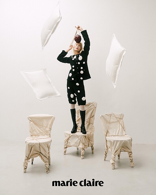 山茶花裝飾斜紋軟呢長版外套與百慕達式短褲、白色蕾絲絲襪、黑色皮質長靴、勃根地酒紅色山茶花小包，all by CHANEL；彩妝，CHANEL BEAUTY。