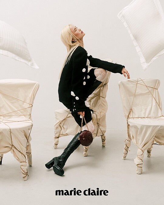 山茶花裝飾斜紋軟呢長版外套與百慕達式短褲、白色蕾絲絲襪、黑色皮質長靴、勃根地酒紅色山茶花小包，all by CHANEL；彩妝，CHANEL BEAUTY。