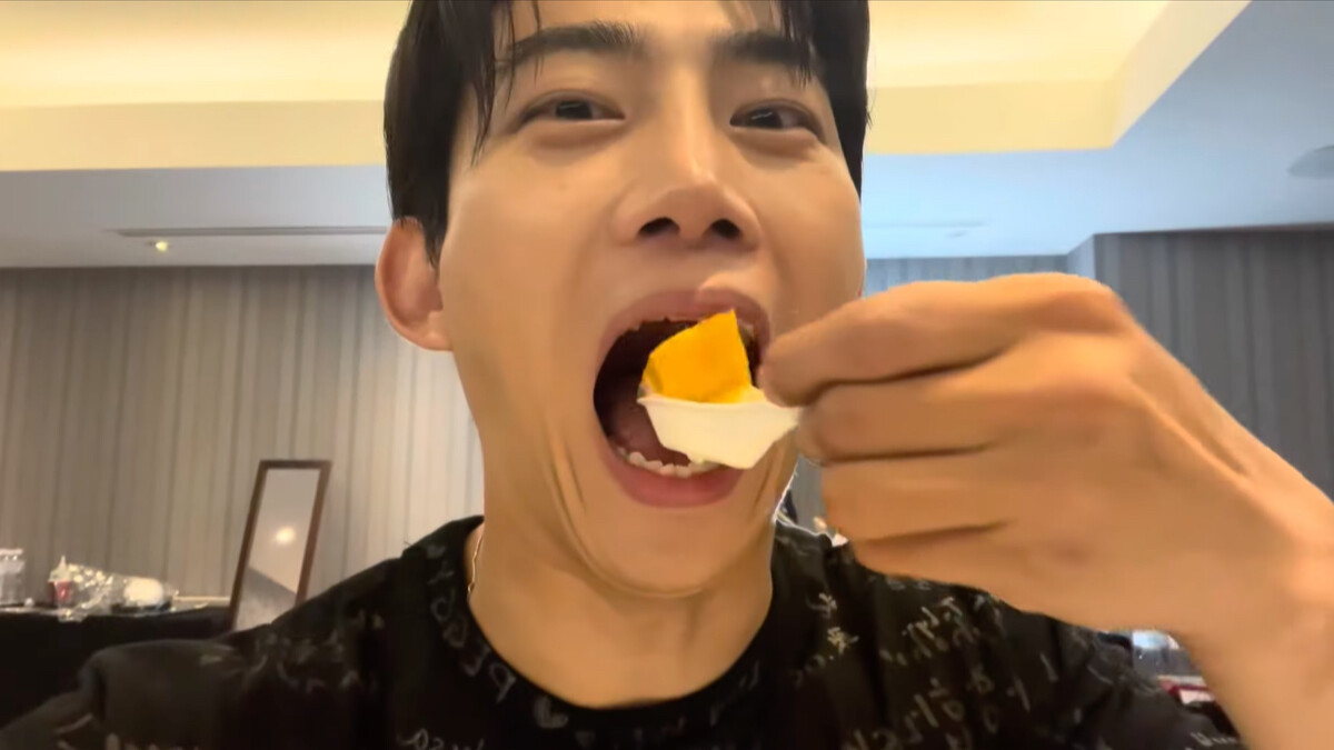 玉澤演開心吃芒果冰。