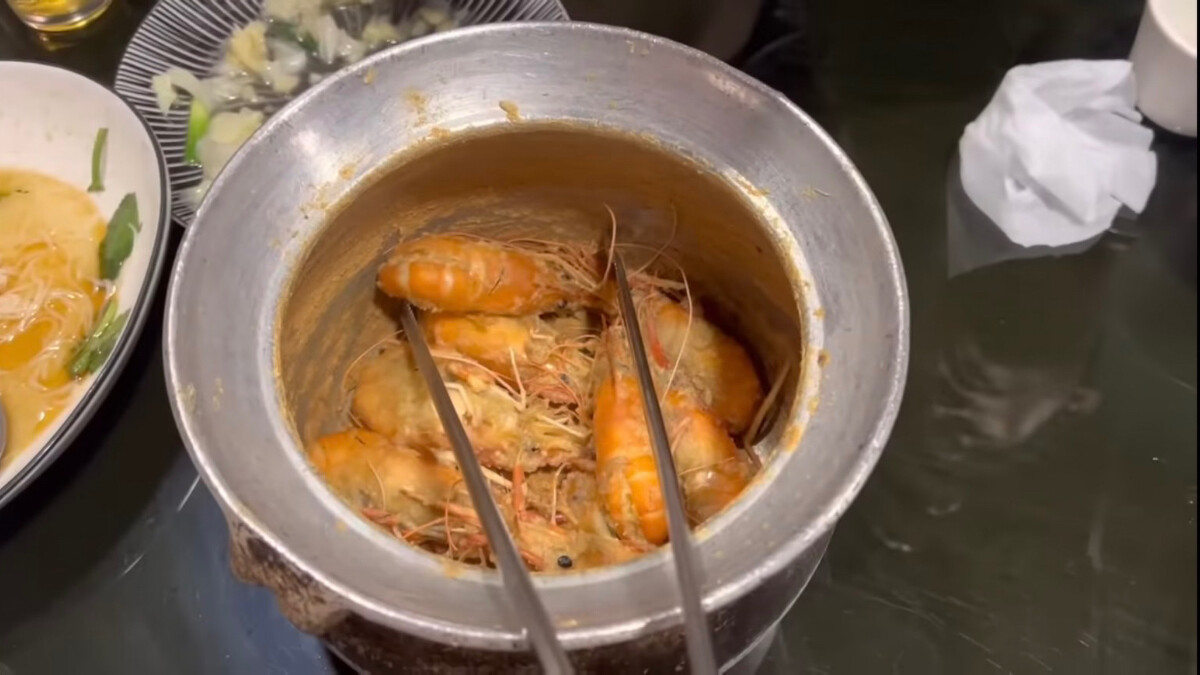 玉澤演品嚐活蝦料理。