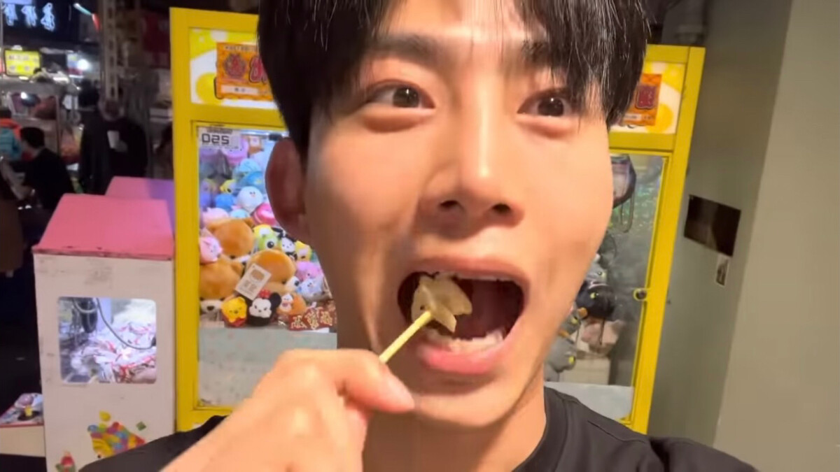 玉澤演很懂吃，大蒜和香腸一口吞。