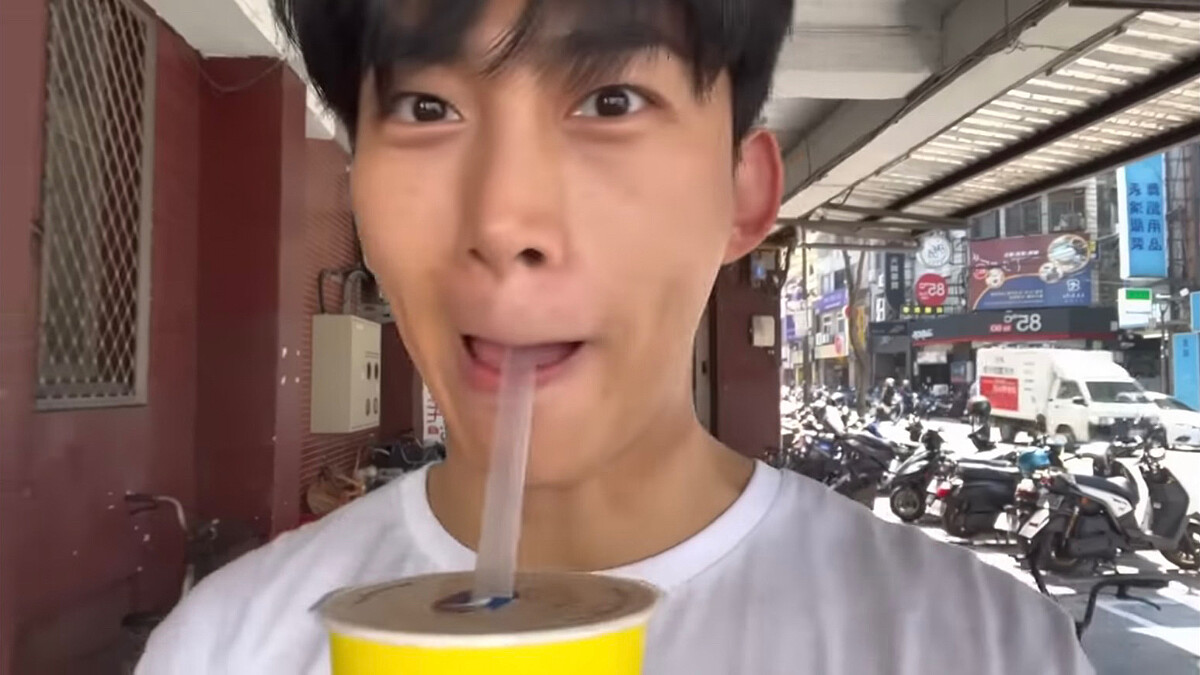 玉澤演喝珍珠奶茶。