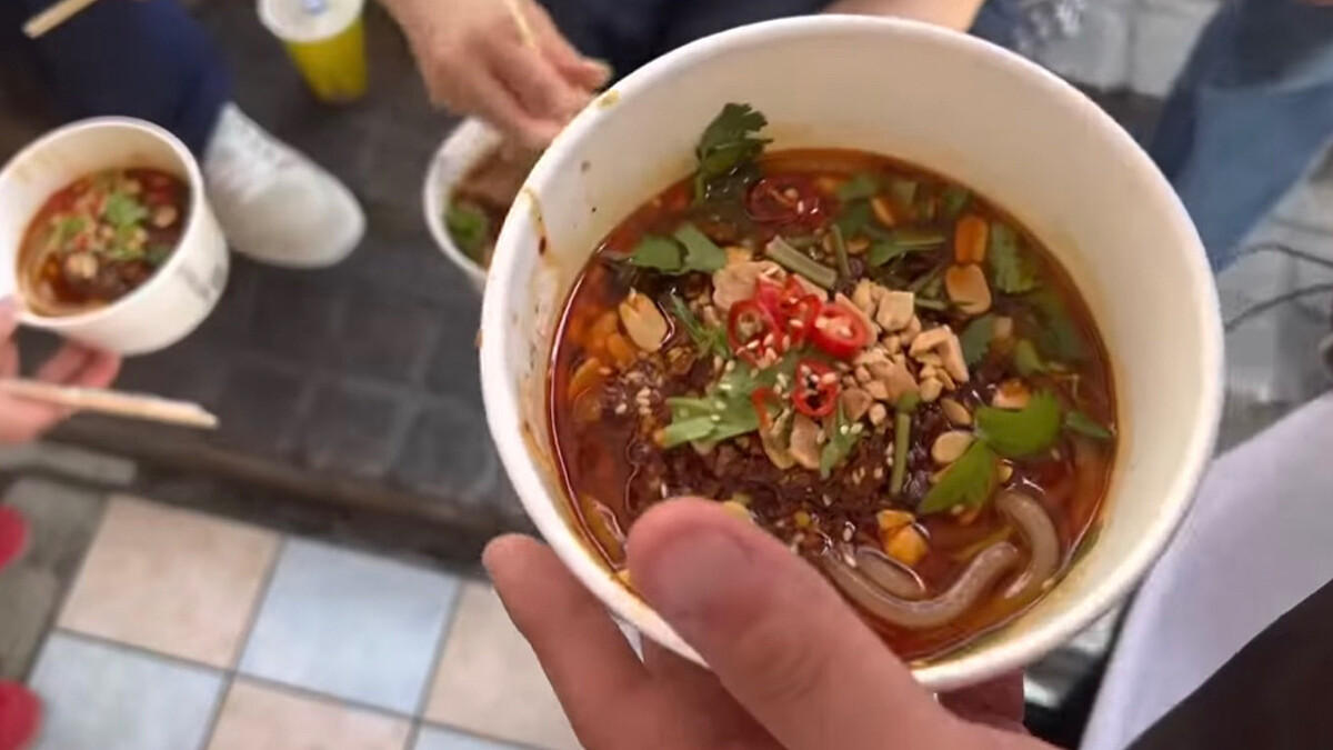 玉澤演吃酸辣粉。