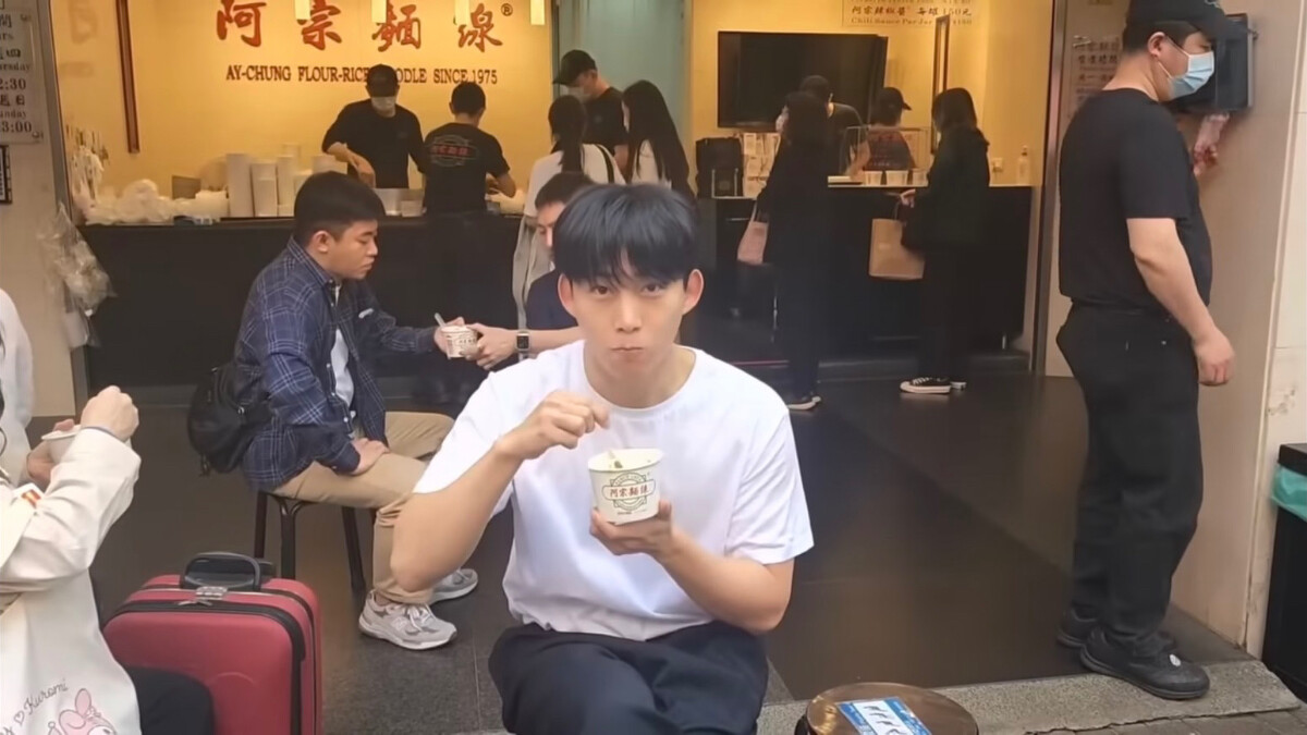 玉澤演開心吃麵線。