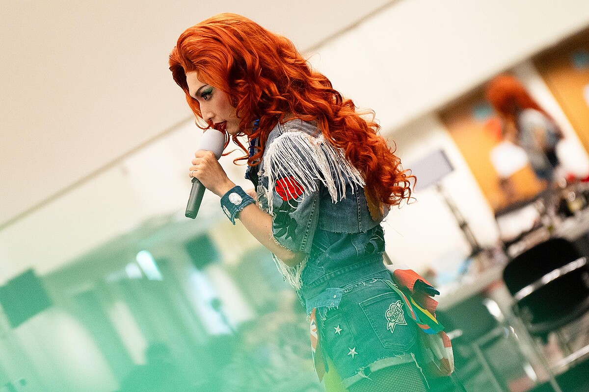 蕭東意彩排時總是香汗淋漓，假髮和假睫毛時常崩塌掉落，舞台笑果十足