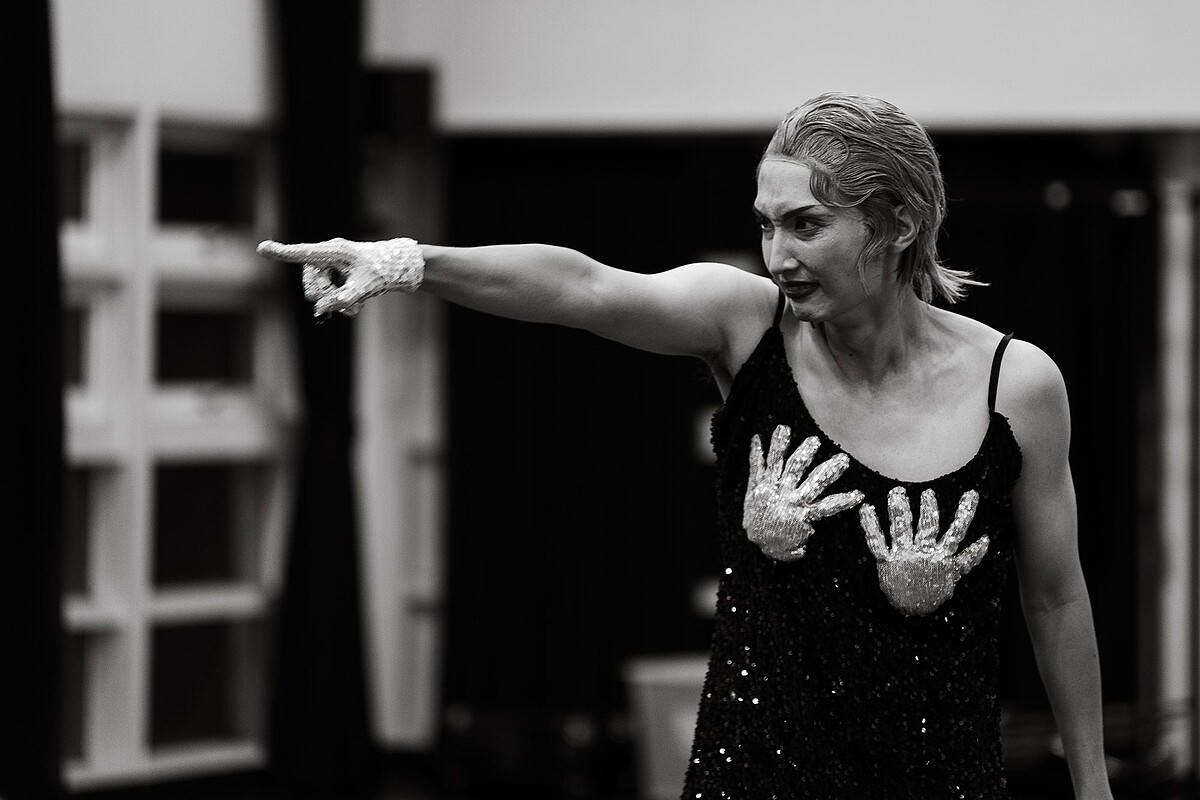 蕭東意透露現在無論外出或在家，都會無意間翹起小指、作勢撥弄長髮，十分入戲