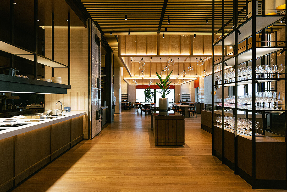 位於台北W飯店10樓的現代法式餐廳「Seasons by olivier e.」空間。