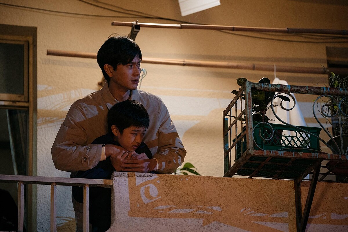 劉冠廷（後）和白潤音在《老狐狸》懷抱買房子的共同夢想。