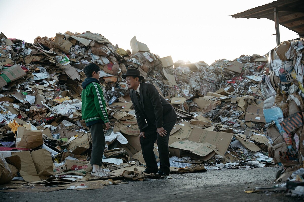 陳慕義（右）在《老狐狸》中教白潤音斷絕同情的方法。