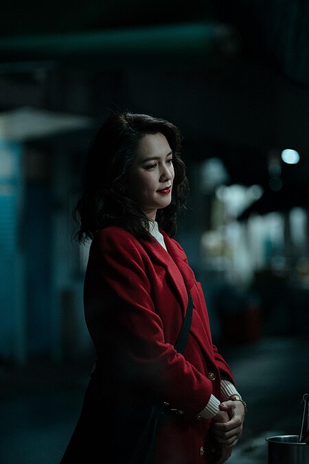 劉奕兒在《老狐狸》中的造型復古豔麗。