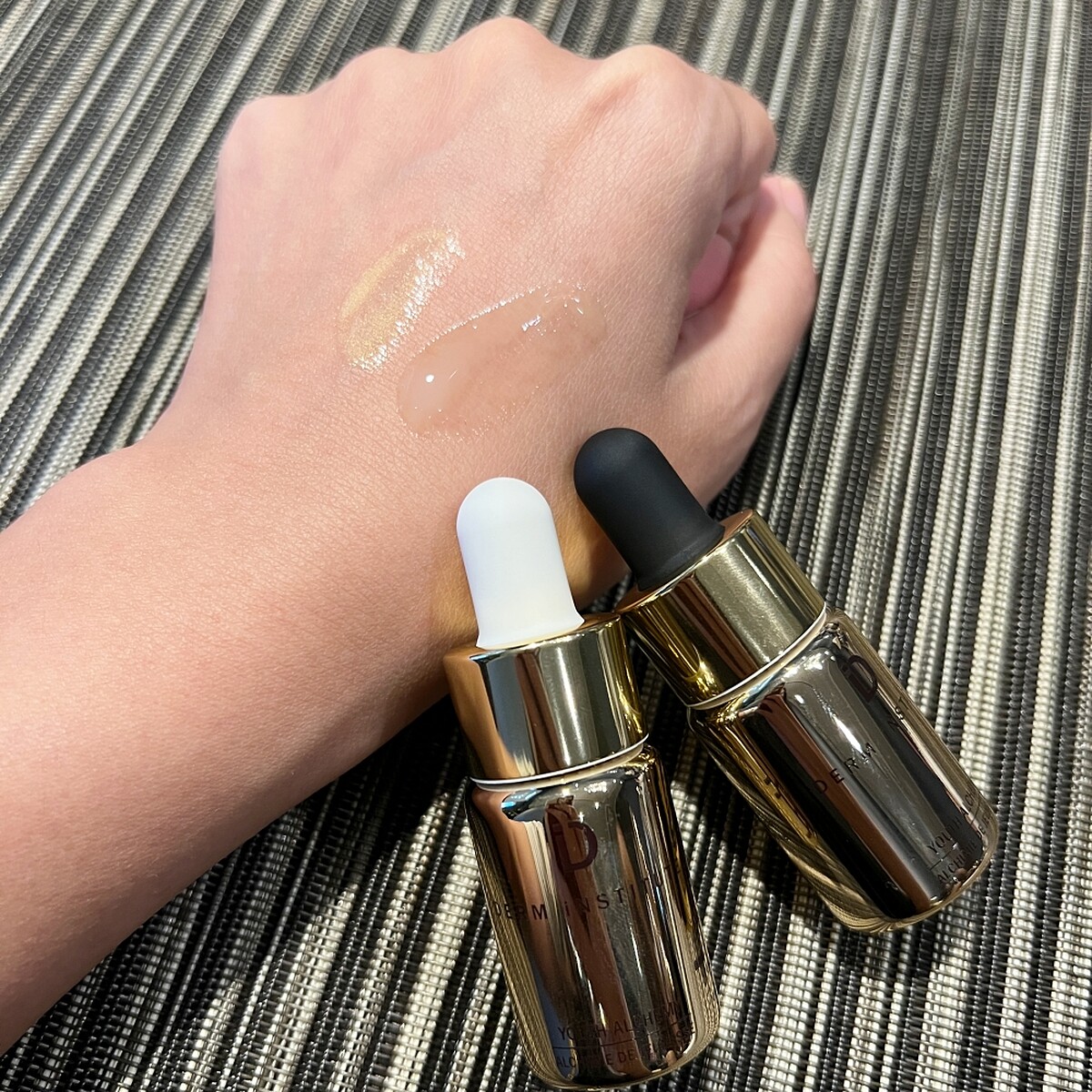 得英特青春煉金日夜極致安瓶的日間極致安瓶、夜間極致安瓶質地。