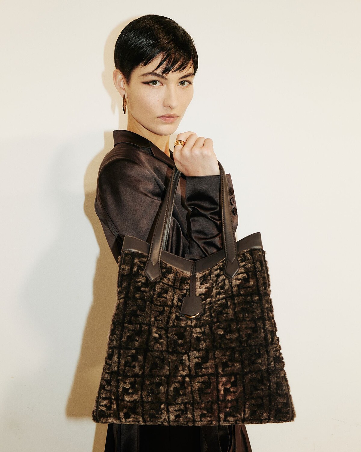 大型款式FENDI Origami FF綿羊皮包款，NT$ 135,000。