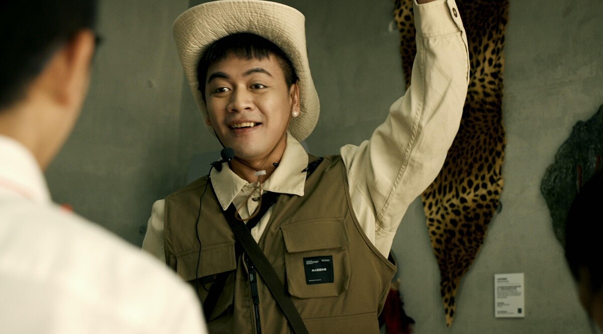 喬瑟夫除原始人外也飾演博物館解說員