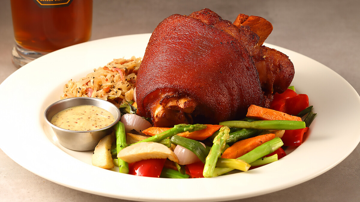 搭配多種蔬菜的巴登巴登豬腳。