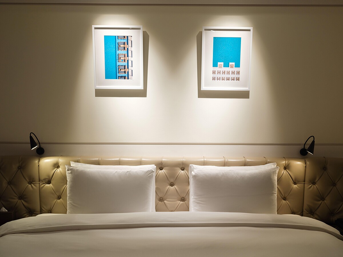 專屬藝術樓層中每個房間搭配不同城市主題的攝影作品，讓入住賓客彷彿在不同國家度假