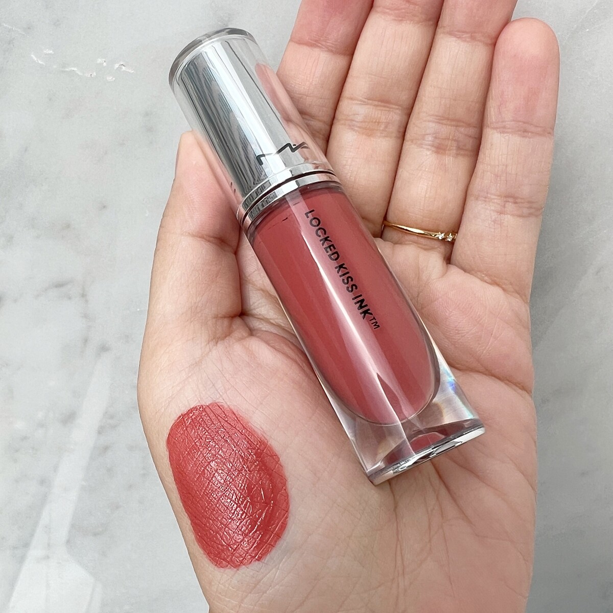 M.A.C超鎖吻霧感唇釉#76 BLUSHING手部試色。