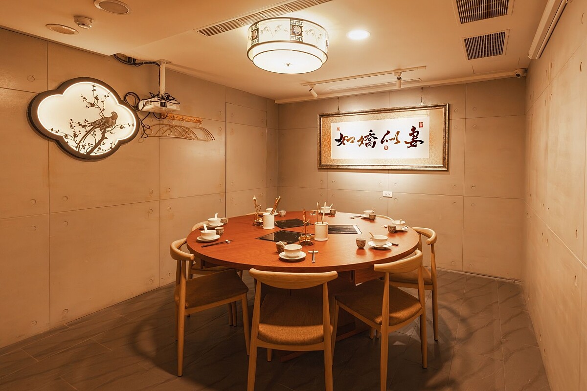 設有隱密包廂可容納10～12人。