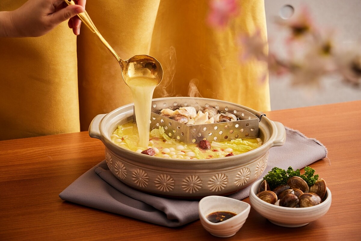 創始店限定鍋底「金銀蒜蛤蠣響螺雞湯鍋」。
