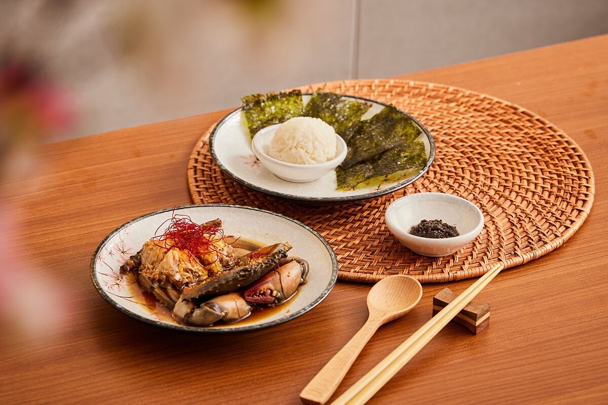 與人氣韓式醬蟹品牌「玥沐」推出聯名商品&mdash;「經典生醃醬蟹佐松露」。