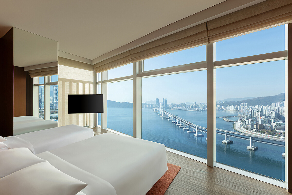 旅人則可透過客房中大片落地窗一覽令人嘆為觀止的景色。