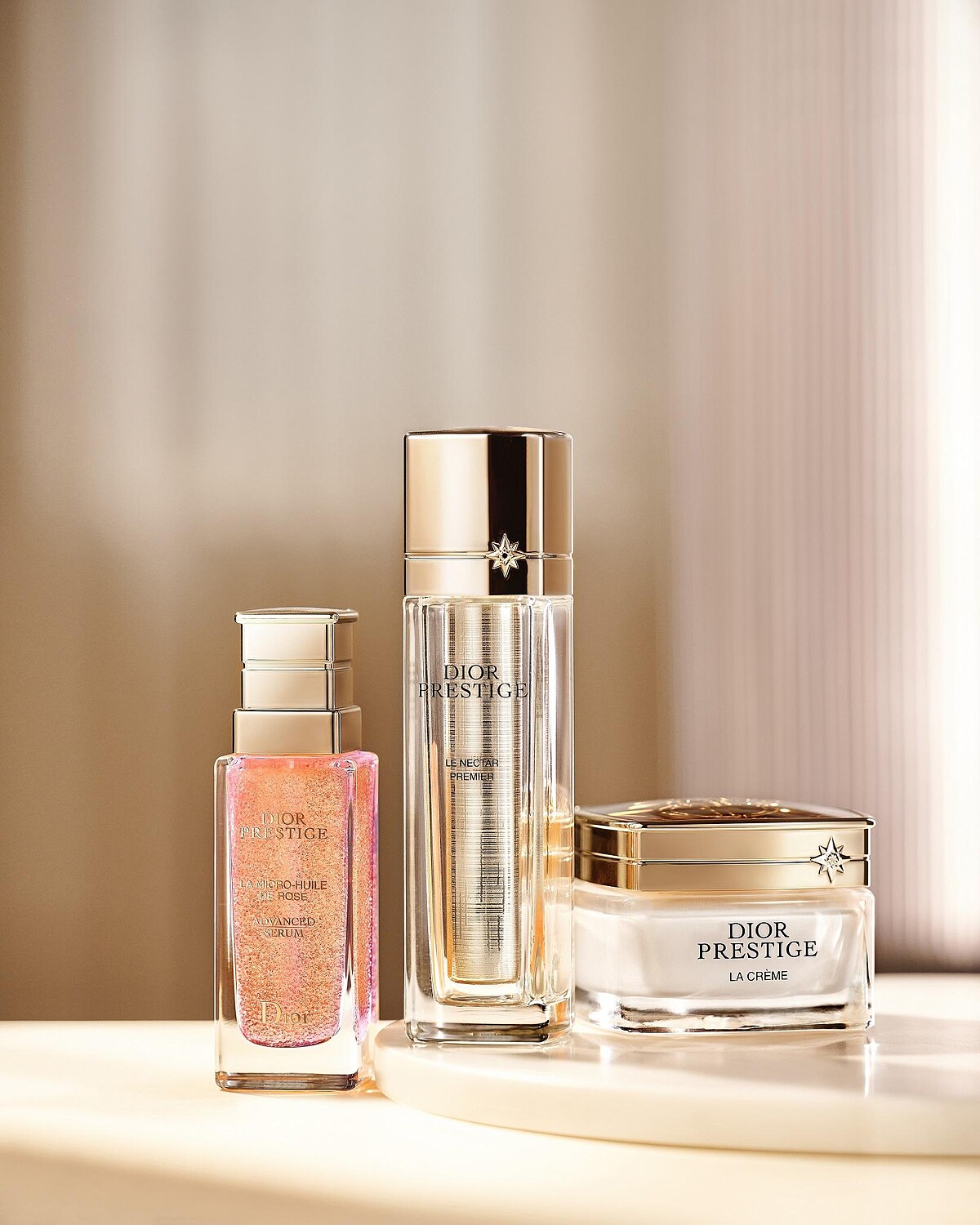 （由左至右）精萃再生玫瑰微導精露 30ML NT$9,700、迪奧精萃再生玫瑰源萃 30ML NT$23,400、精萃再生玫瑰賦活乳霜 50ML NT$14,300。