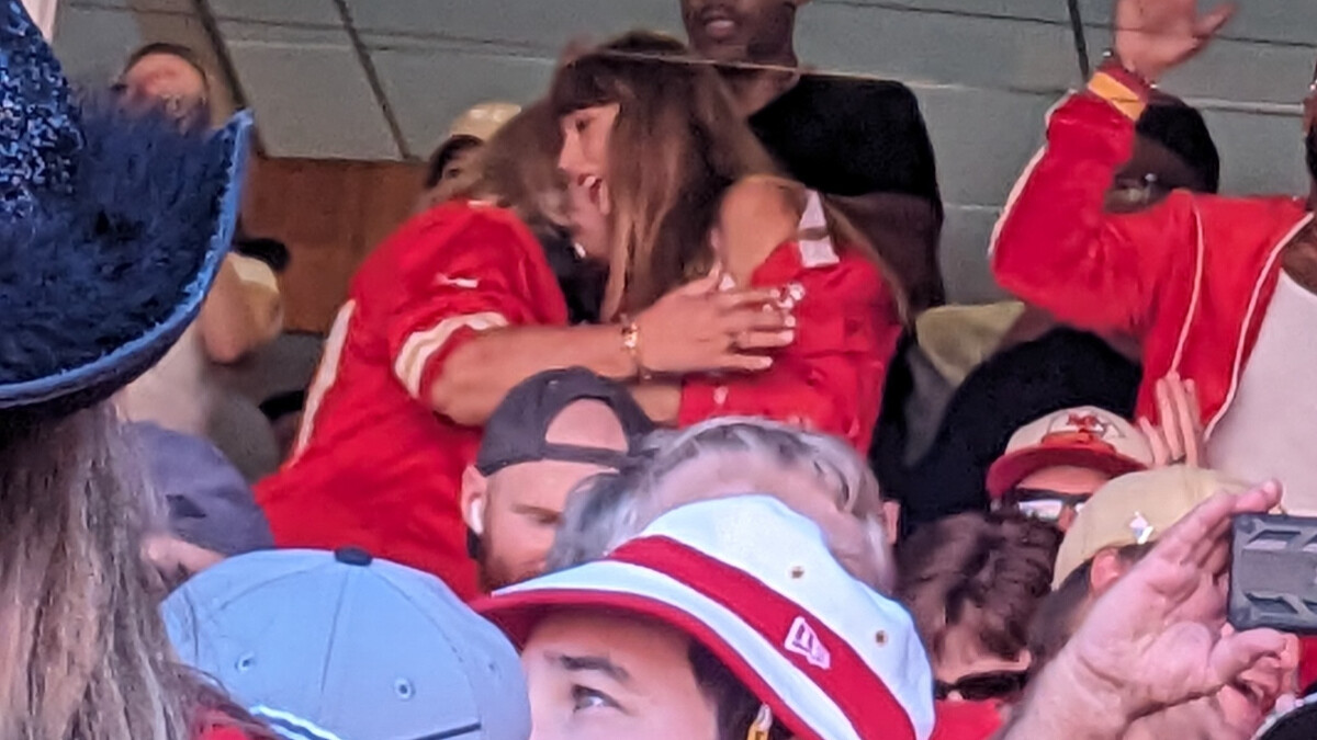 泰勒絲和男方的媽媽有說有笑。