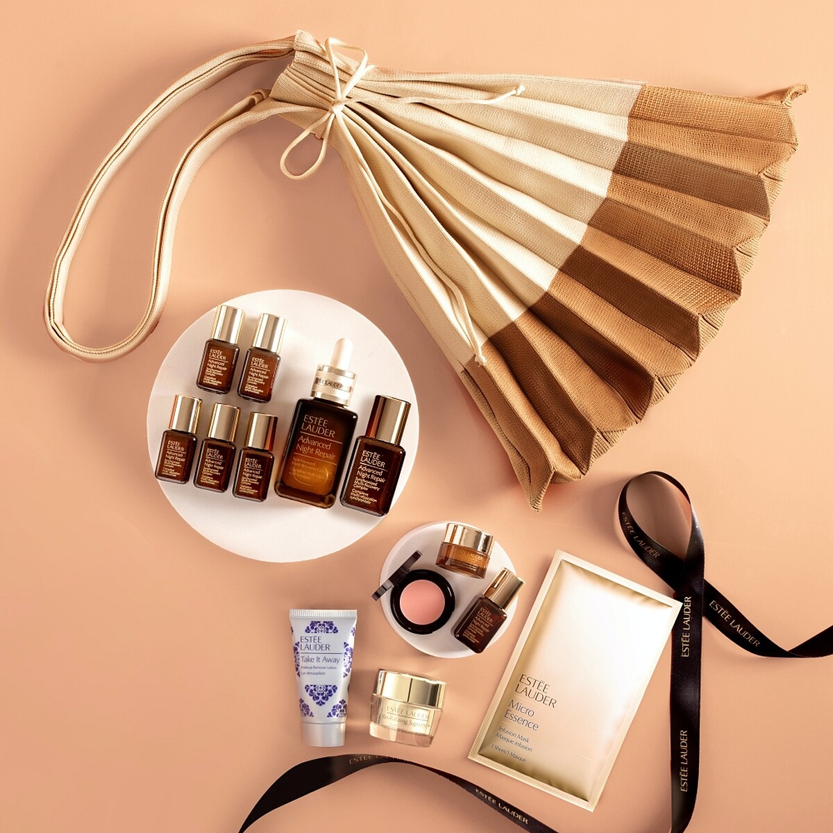 雅詩蘭黛加贈「年輕保養修護組」及「拚色針織袋」，11月起指定櫃點贈送限量優雅知性棕色款。