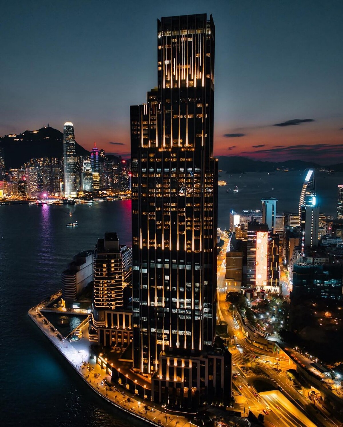 旅人可在此飽覽迷人的海港夜景。