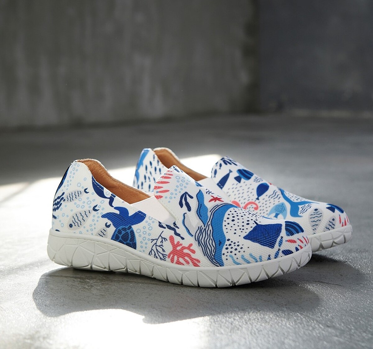DK海洋塗鴉飛織空氣鞋,呼應海洋永續議題,結合獨家專利空氣鞋底檯,輕盈舒適。