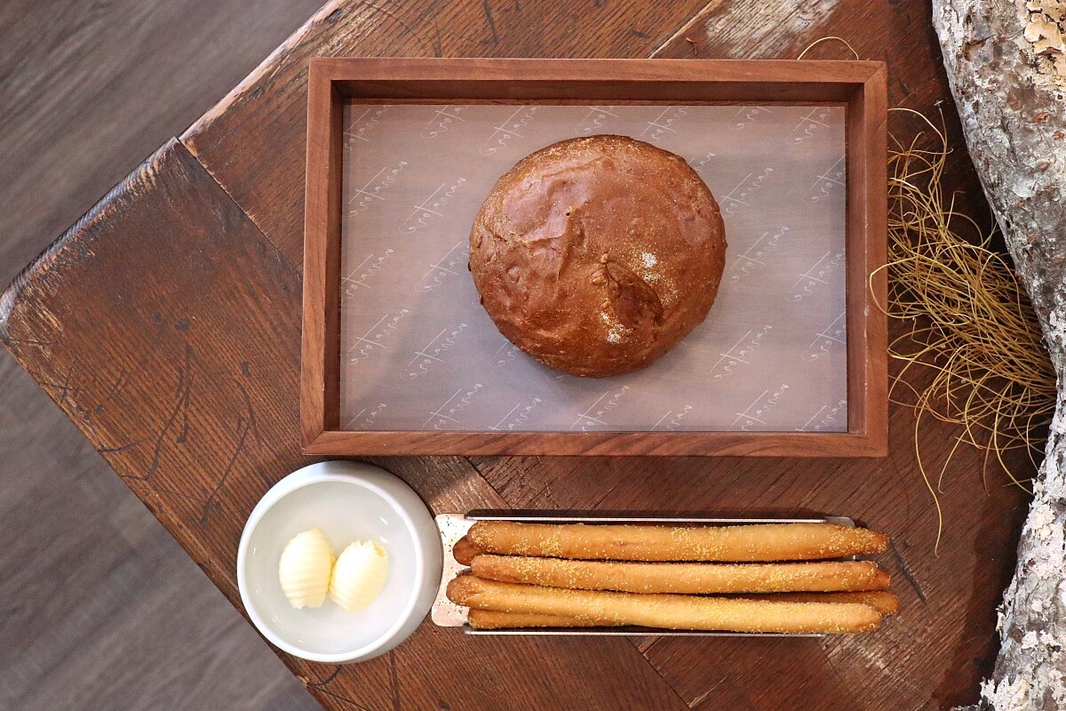 餐點由外酥內軟的自製黑麥麵包、脆口酥香的義大利麵包棒（Grissini）作為開場。