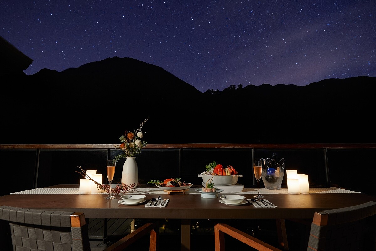 「星空晚宴」安排於客房戶外露台空間享用，將會有飯店人員提供桌邊服務。