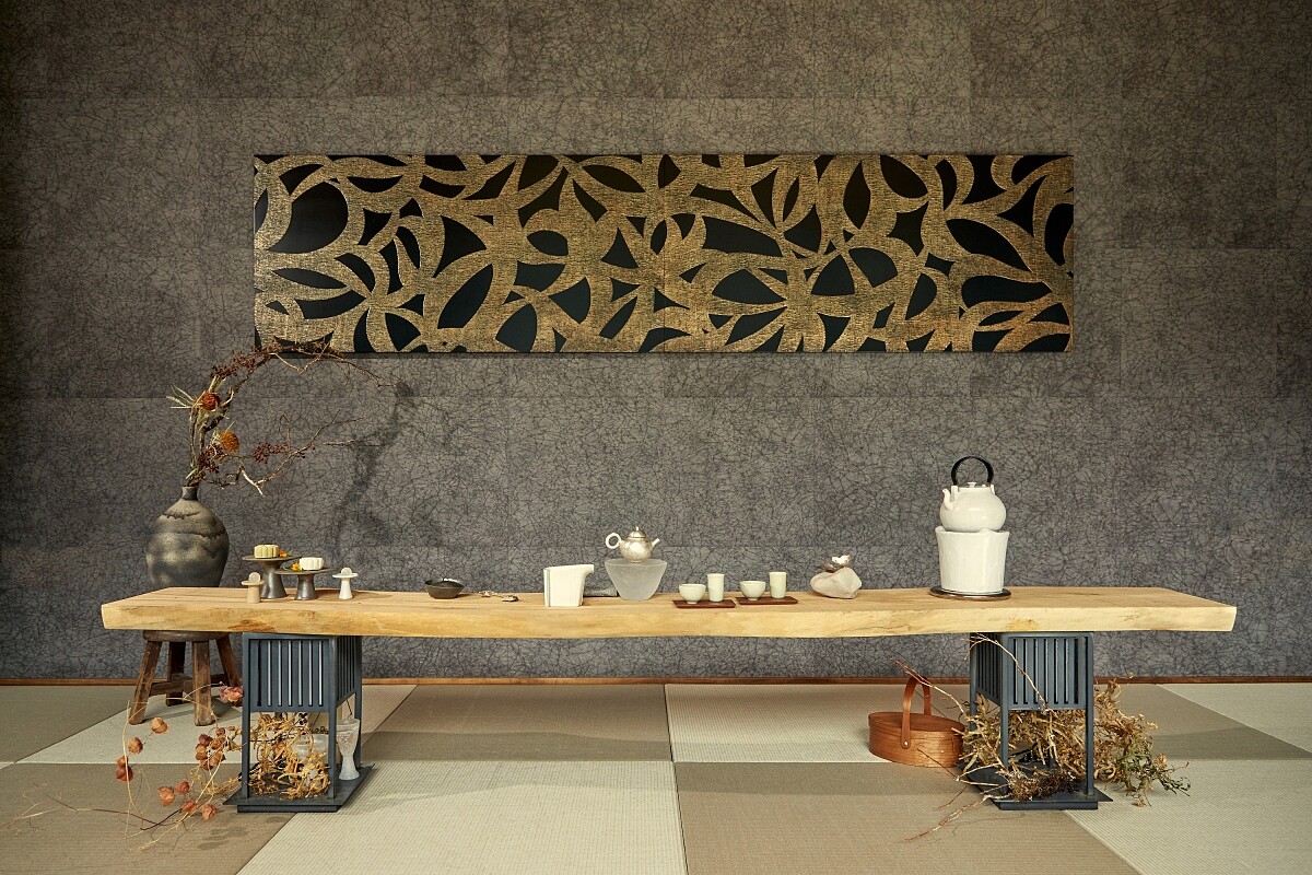 悉心打造茶席氛圍，透過茶師精選器皿、陳設，隨著空間中香煙裊裊開始了一連串體驗。