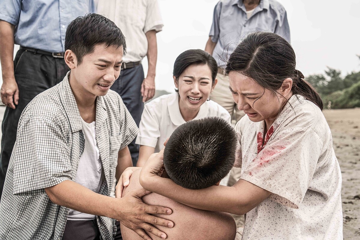 阿春(右)抱著從未認親的陳家金孫世傳，千佳(中)視如己出、比自己的命還重要的兒子，兩個女人呼天喊地卻喚不回兒子