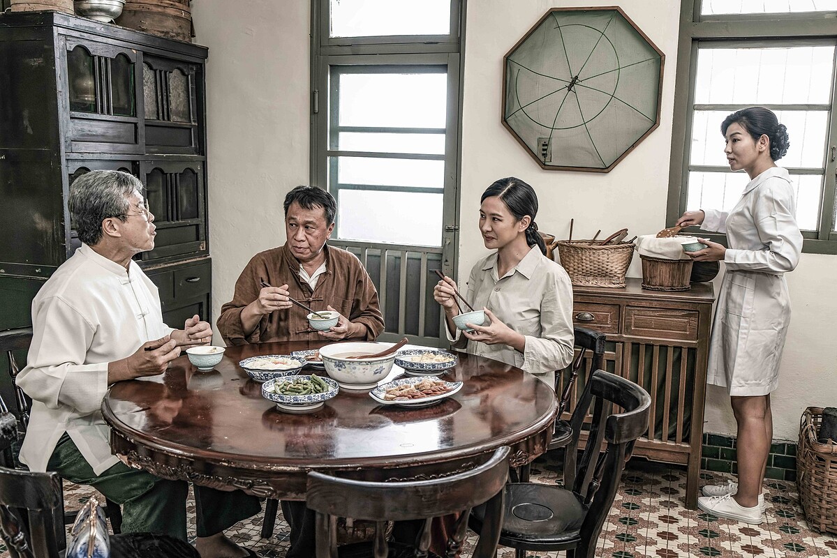 阿春(右二)與蔡土水(左二)總是找機會陪伴頭家陳進丁(左一)