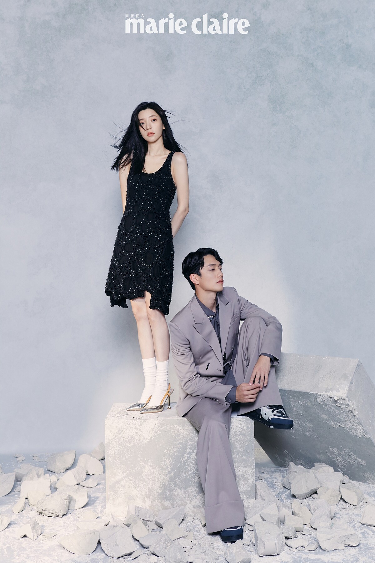 郭雪芙/黑色連身洋裝、金色高跟鞋,both by Louis Vuitton。劉俊謙/灰色西裝外套、灰色襯衫、灰色西裝長褲、灰色低筒球鞋,all by Louis Vuitton。