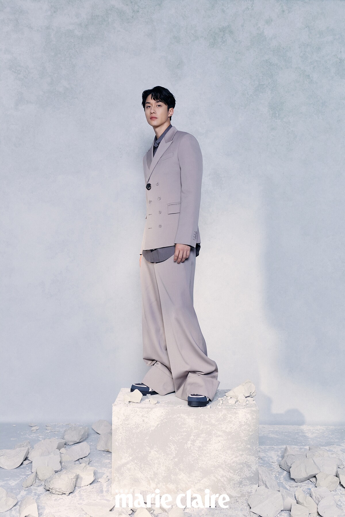 劉俊謙/灰色西裝外套、灰色襯衫、灰色西裝長褲、灰色低筒球鞋,all by Louis Vuitton。