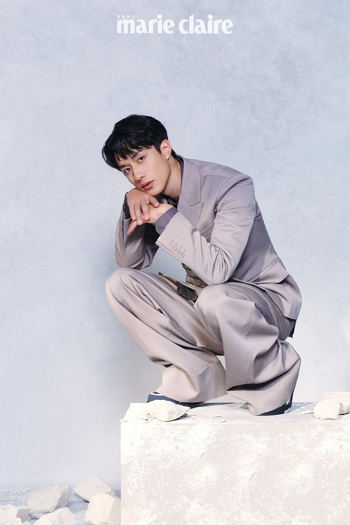 劉俊謙/灰色西裝外套、灰色襯衫、灰色西裝長褲、灰色低筒球鞋,all by Louis Vuitton。