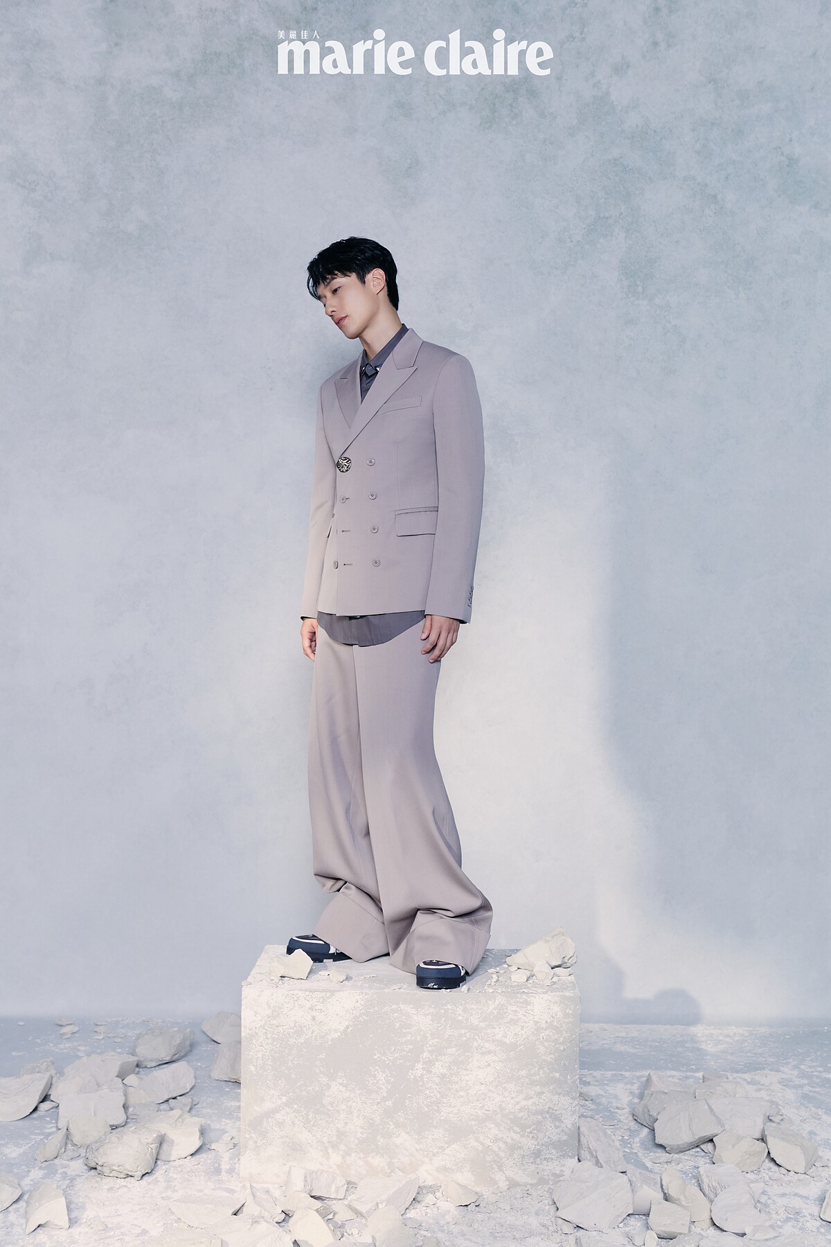 劉俊謙/灰色西裝外套、灰色襯衫、灰色西裝長褲、灰色低筒球鞋,all by Louis Vuitton。