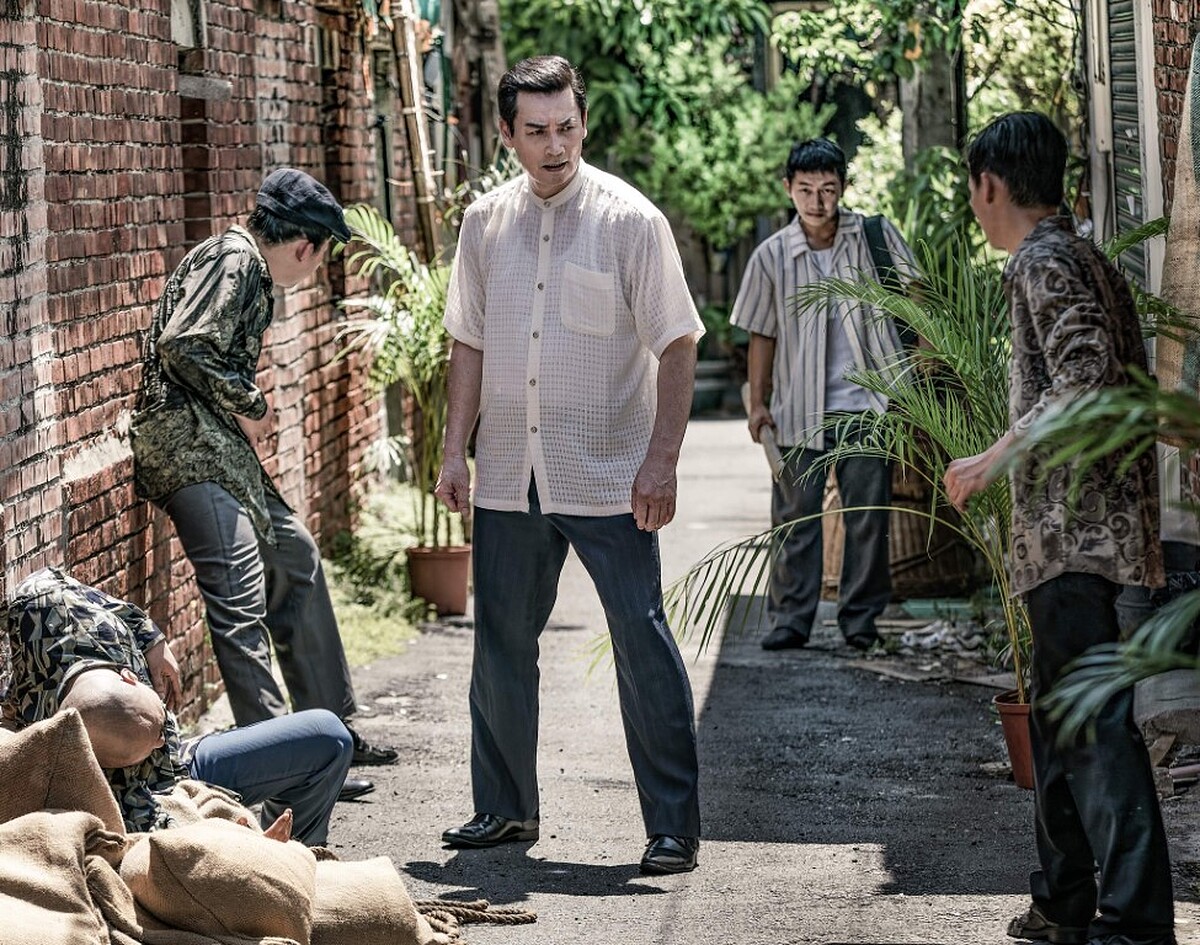 伊正(左二)飾演金將，為人俠義、大方，阿發職場上的貴人